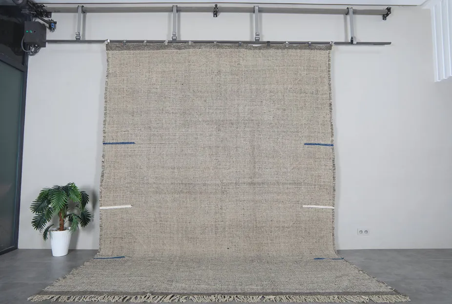 Kilim berbère Aglou gris, vue 3 sur 7