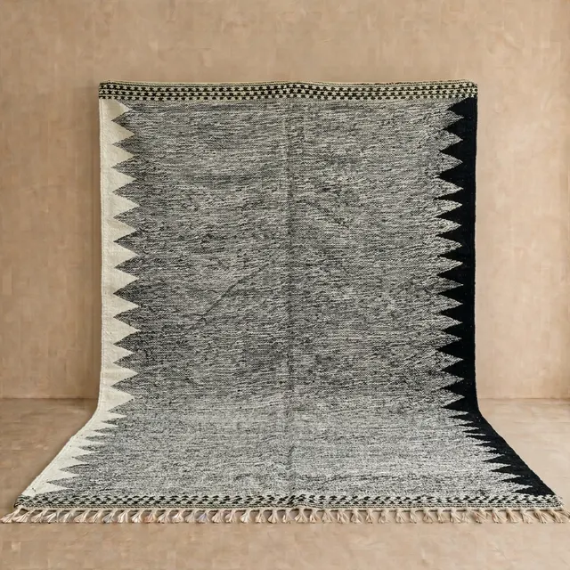 Kilim berbère Amizmiz noir et blanc aux motifs géométriques — tapis kilim
