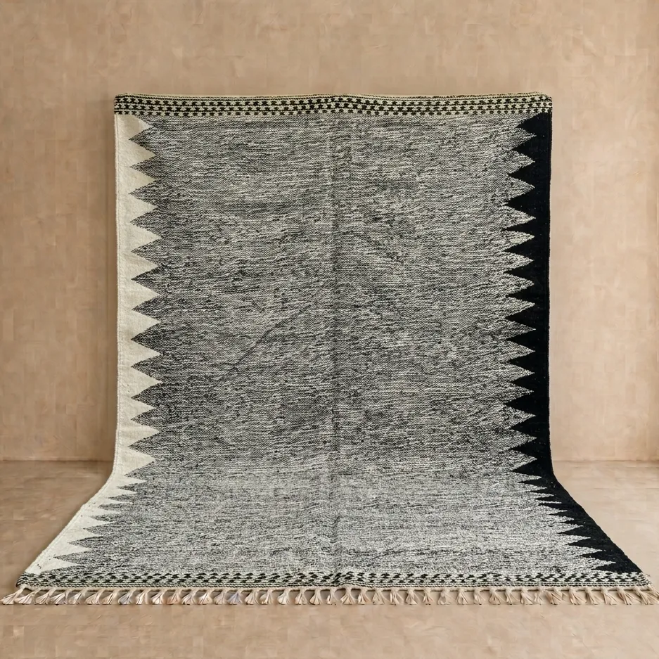 Kilim berbère Amizmiz noir et blanc aux motifs géométriques — tapis kilim tissé à la main