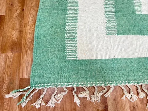 Kilim berbère Amizmiz vert et crème — tapis kilim