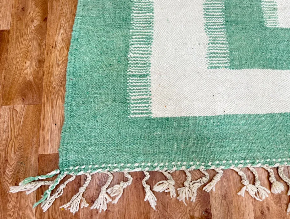 Kilim berbère Amizmiz vert et crème — tapis kilim tissé à la main