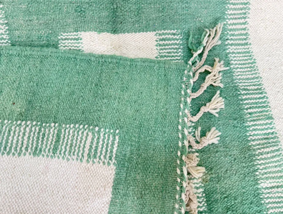 Kilim berbère Amizmiz vert et crème, vue 3 sur 3