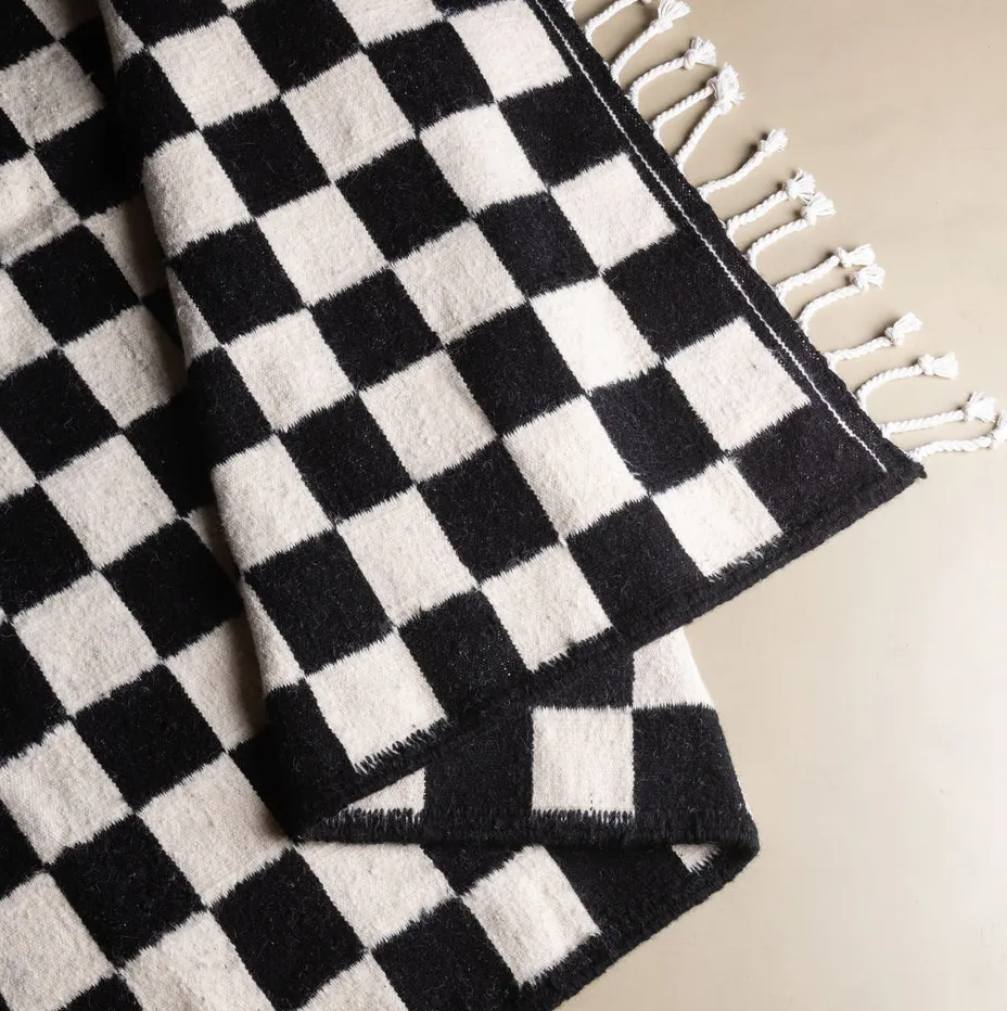 Kilim berbère Anergui beige et noir à damier, vue 4 sur 7