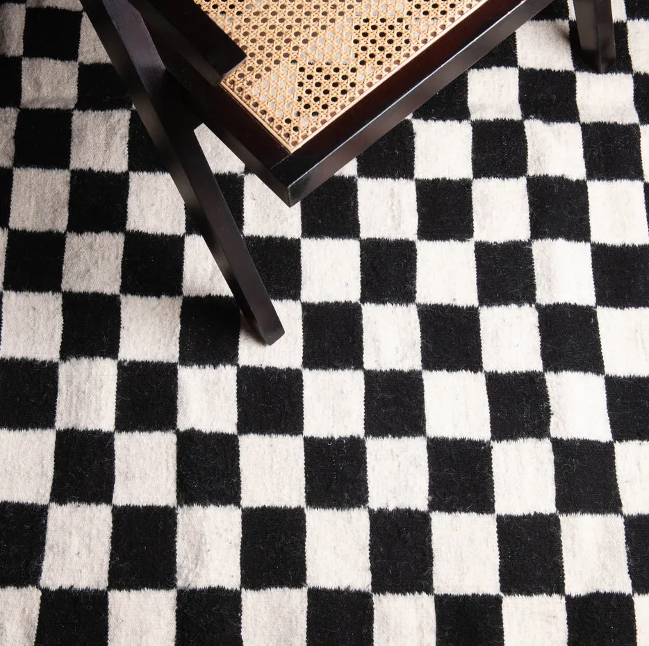 Kilim berbère Anergui beige et noir à damier, vue 5 sur 7