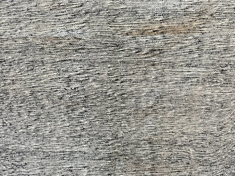 Kilim berbère Bzou gris et crème, vue 3 sur 3