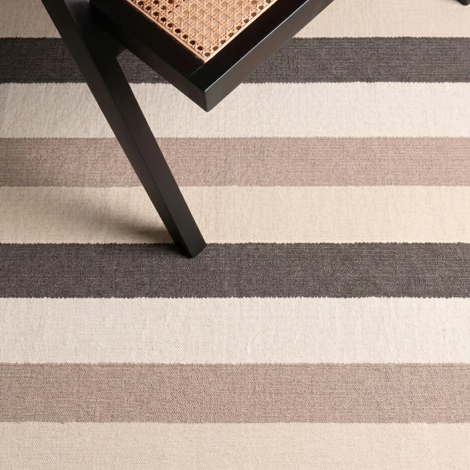 Kilim berbère Demnate beige et noir uni, vue 4 sur 6