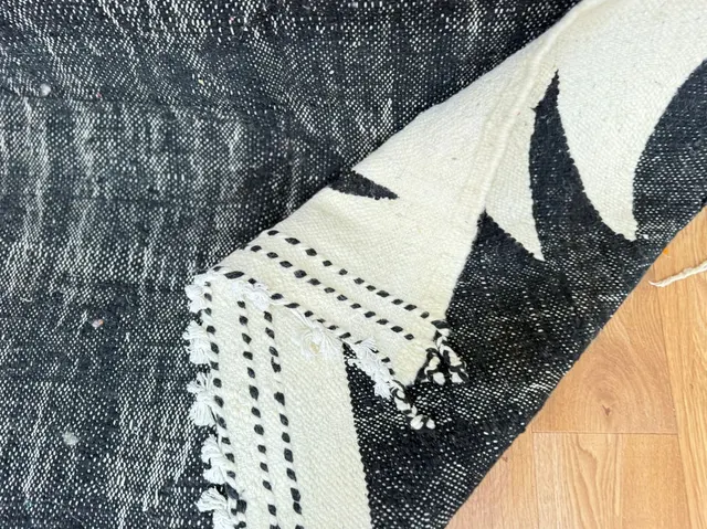Kilim berbère Ijoukak noir et crème — tapis kilim