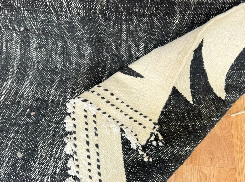 Kilim berbère Ijoukak noir et crème, vue 3 sur 3