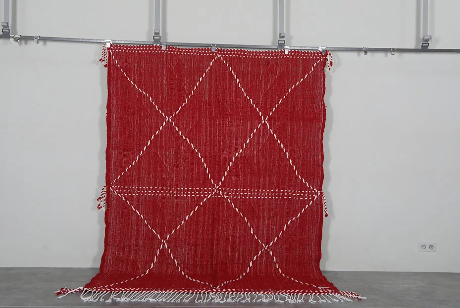 Kilim berbère Izza rouge uni, vue 3 sur 7