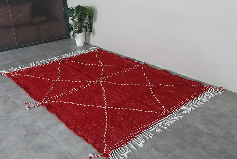 Kilim berbère Izza rouge uni, vue 5 sur 7