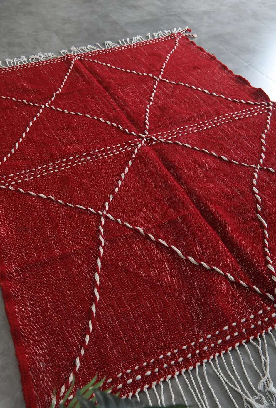 Kilim berbère Izza rouge uni, vue 7 sur 7