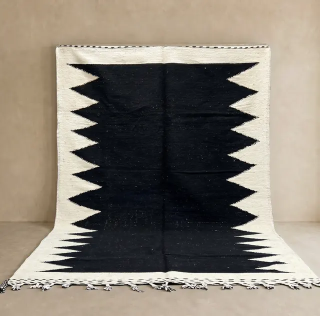 Kilim berbère Oukaïmeden noir et blanc aux motifs géométriques — tapis kilim