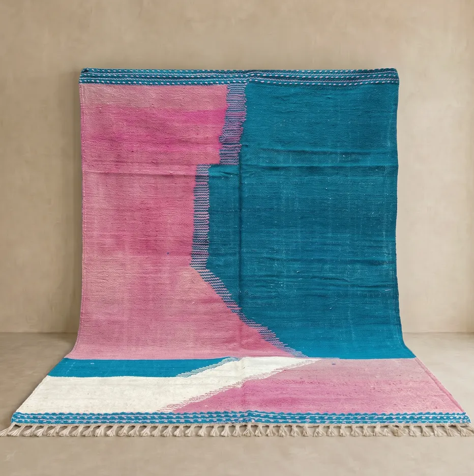 Kilim berbère Tahanaout rose et bleu aux motifs géométriques — tapis kilim tissé à la main