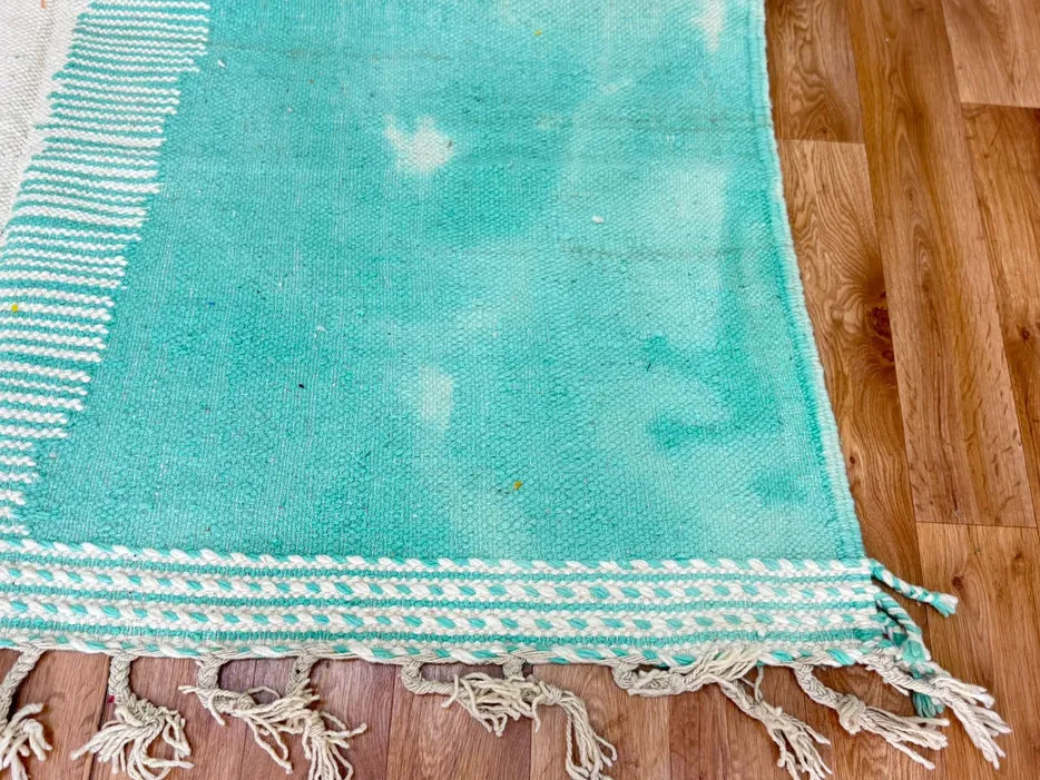 Kilim berbère Tanant rose au dessin abstrait, vue 3 sur 3
