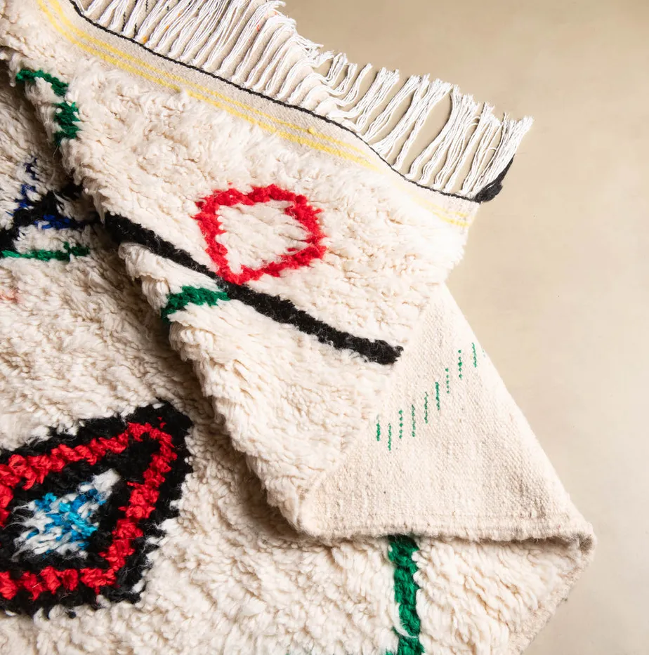 Tapis Azilal Ksiba blanc et bleu aux motifs géométriques, vue 5 sur 7