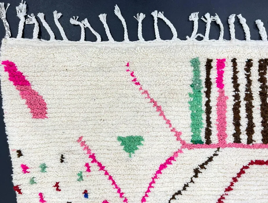 Tapis Azilal Tassaout aux motifs géométriques, vue 4 sur 4