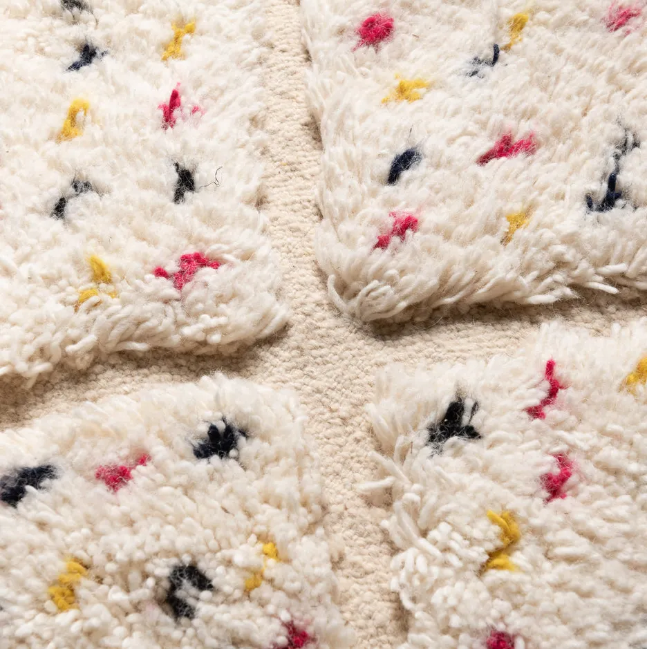 Tapis Beni Ouarain Aguelmous blanc aux motifs géométriques, vue 2 sur 7