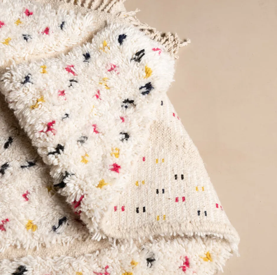 Tapis Beni Ouarain Aguelmous blanc aux motifs géométriques, vue 4 sur 7