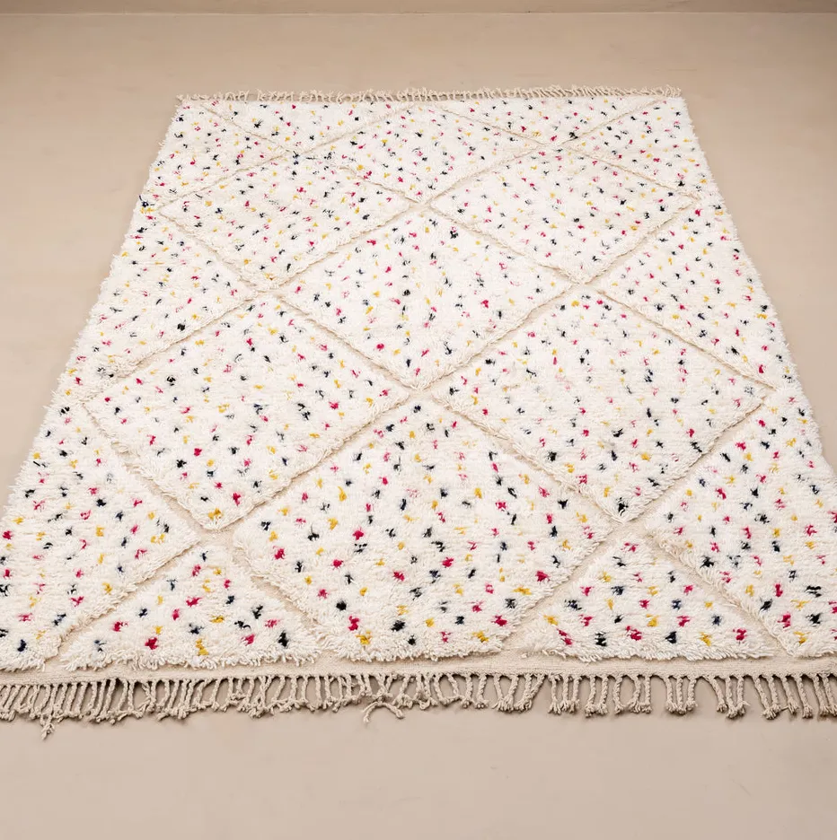 Tapis Beni Ouarain Aguelmous blanc aux motifs géométriques, vue 5 sur 7