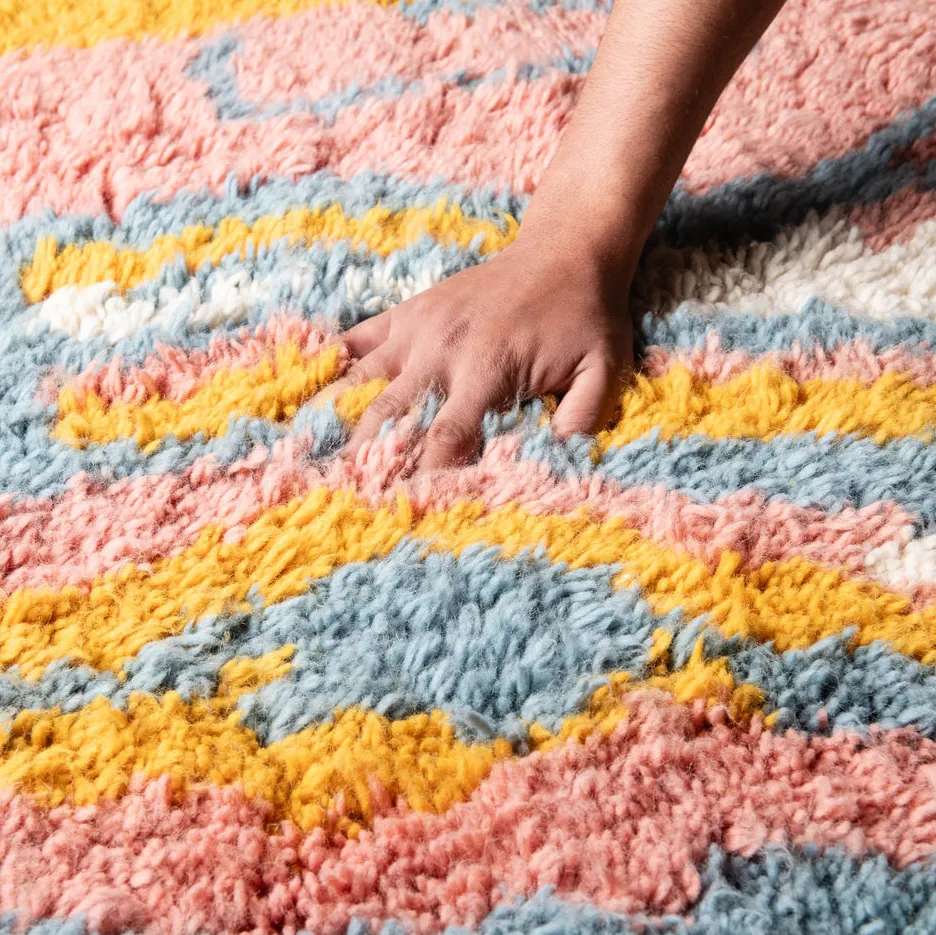 Tapis Beni Ouarain Aguelmous bleu et rose, vue 4 sur 7