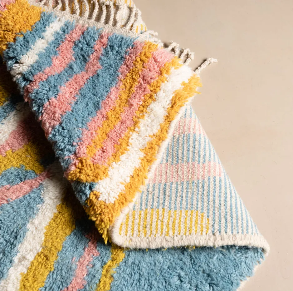 Tapis Beni Ouarain Aguelmous bleu et rose, vue 6 sur 7
