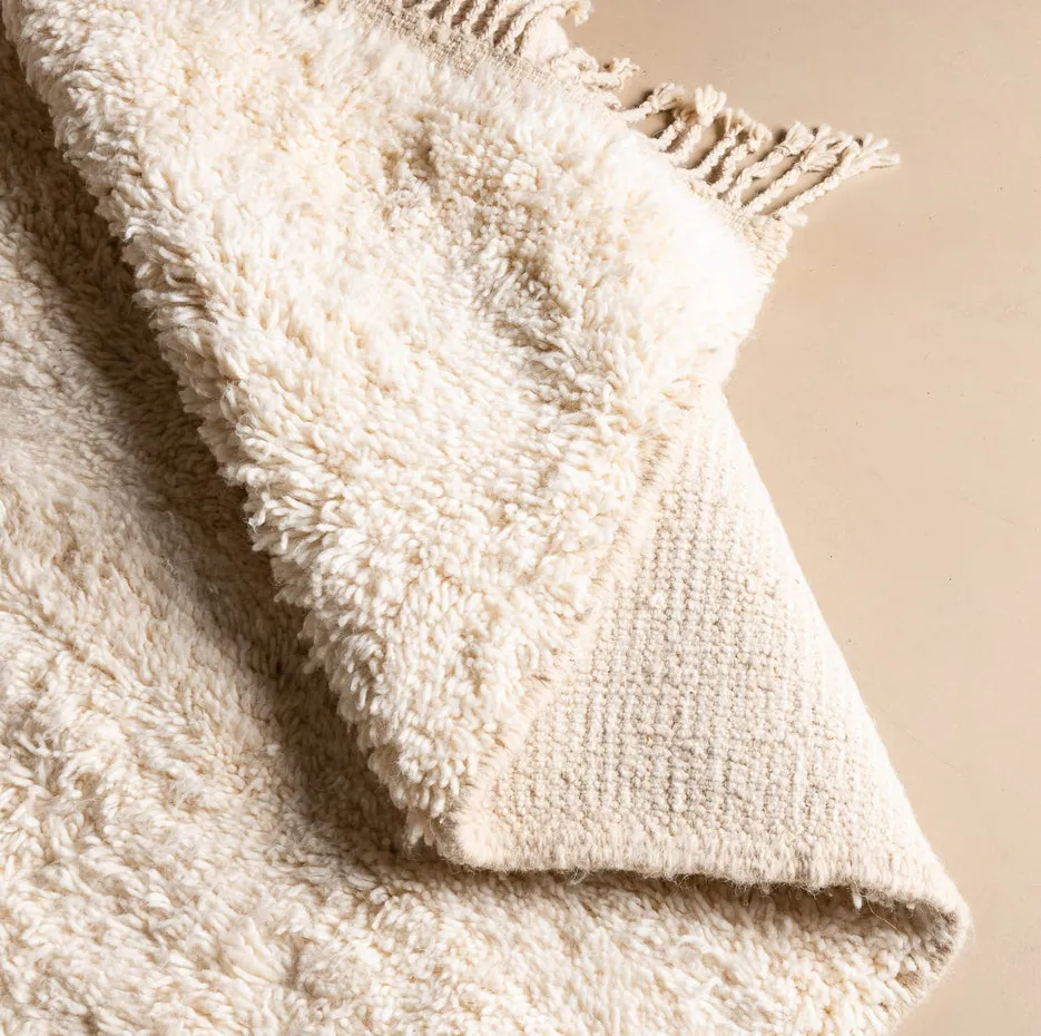 Tapis Beni Ouarain Akka beige et blanc, vue 4 sur 7