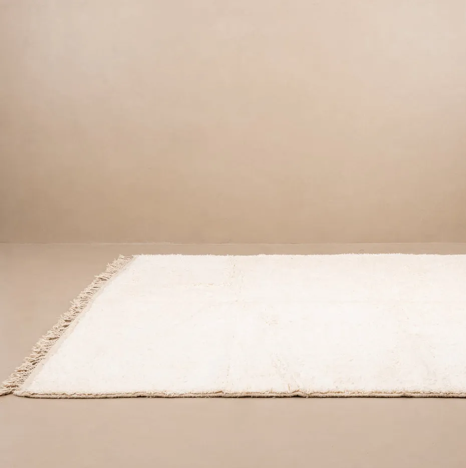 Tapis Beni Ouarain Akka beige et blanc, vue 5 sur 7