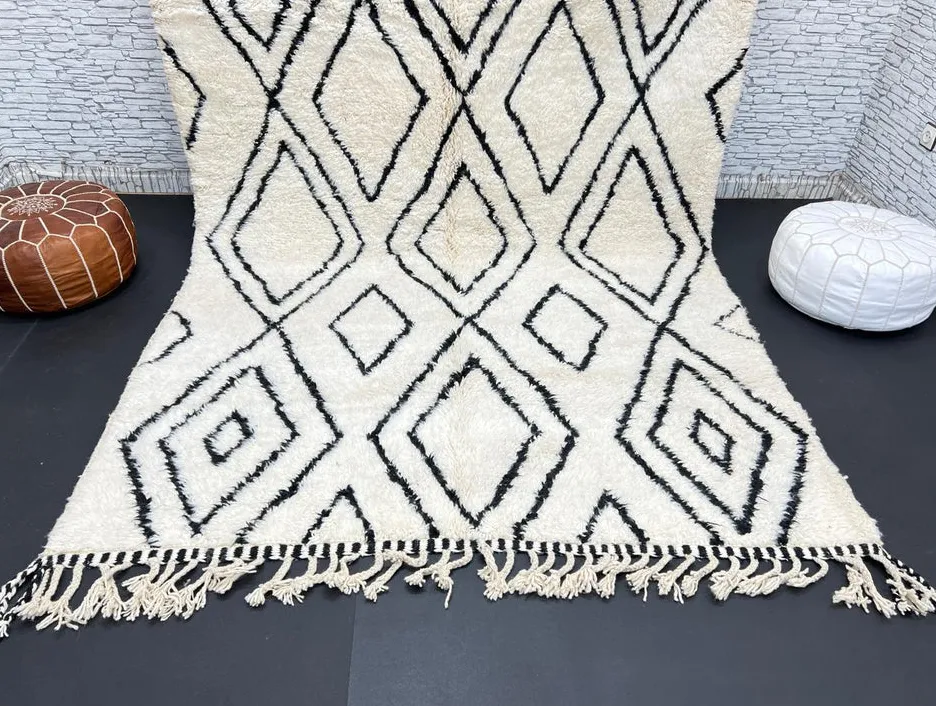 Tapis Beni Ouarain Aksoual noir et blanc, vue 3 sur 4