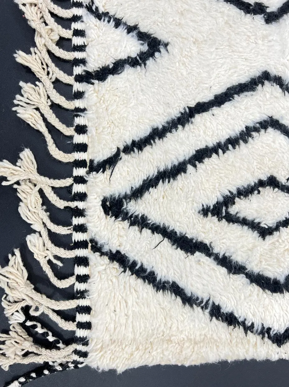 Tapis Beni Ouarain Aksoual noir et blanc, vue 4 sur 4