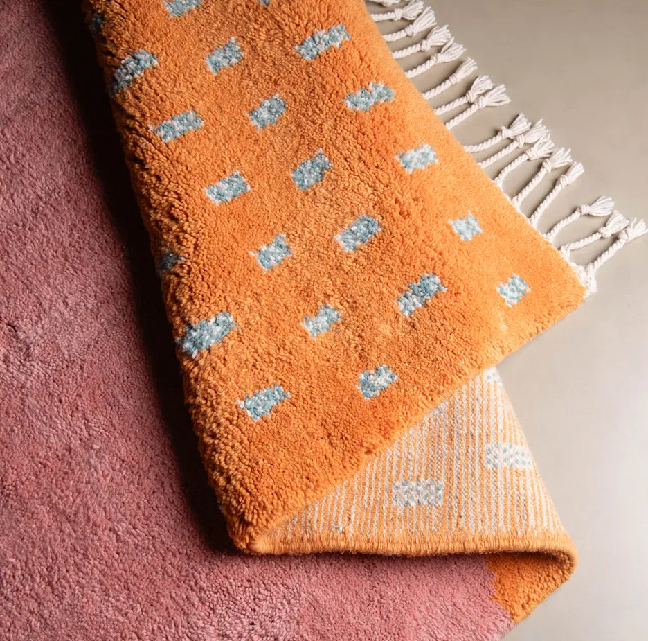 Tapis Beni Ouarain Amizmiz orange et rose à rayures, vue 4 sur 7