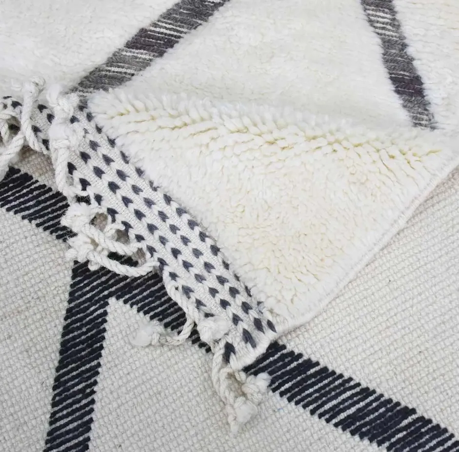 Tapis Beni Ouarain Aoufous noir et blanc, vue 3 sur 4