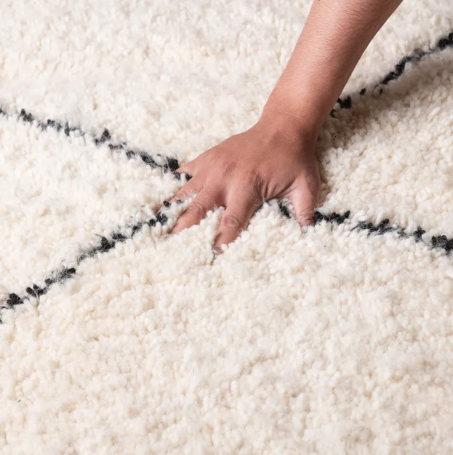 Tapis Beni Ouarain Aoulouz beige et blanc à losanges, vue 4 sur 6