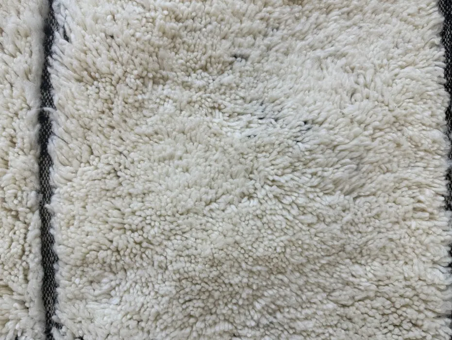 Tapis Beni Ouarain Aoulouz blanc uni — tapis beni ouarain tissé à la main