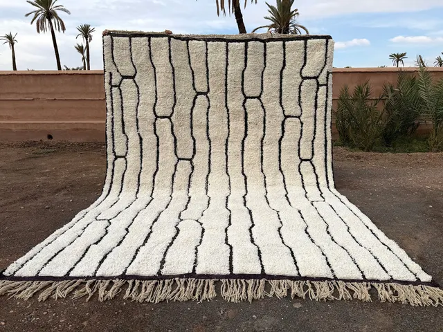 Tapis Beni Ouarain Bouiblane blanc au dessin abstrait — tapis beni ouarain