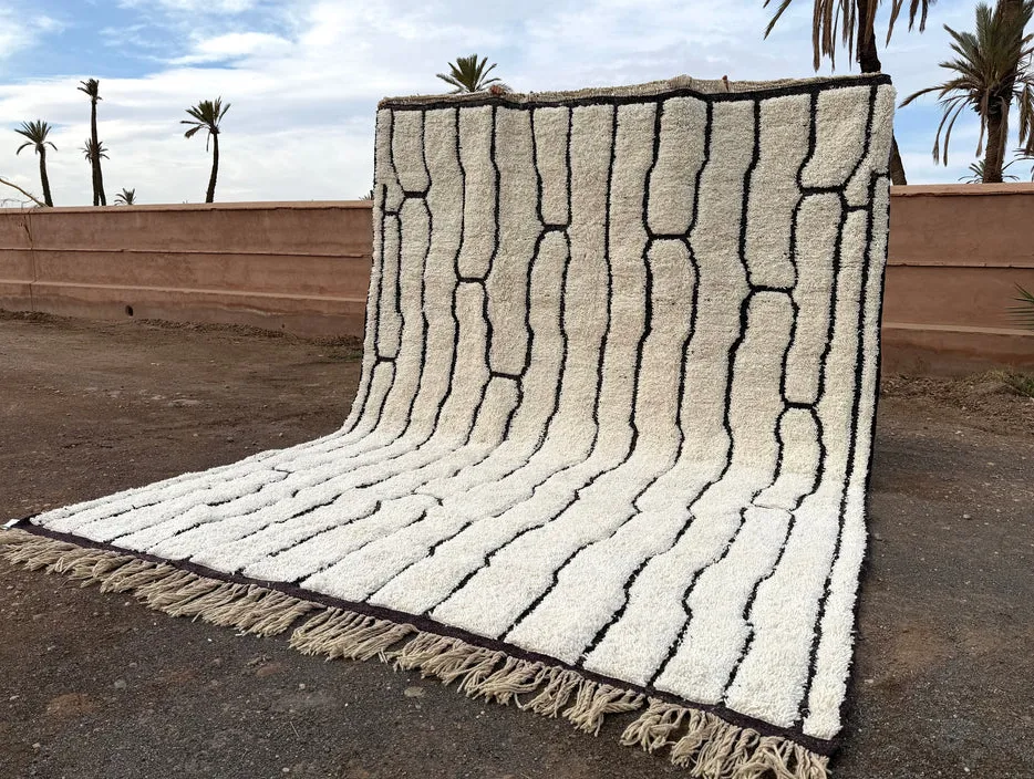 Tapis Beni Ouarain Bouiblane blanc au dessin abstrait, vue 3 sur 7