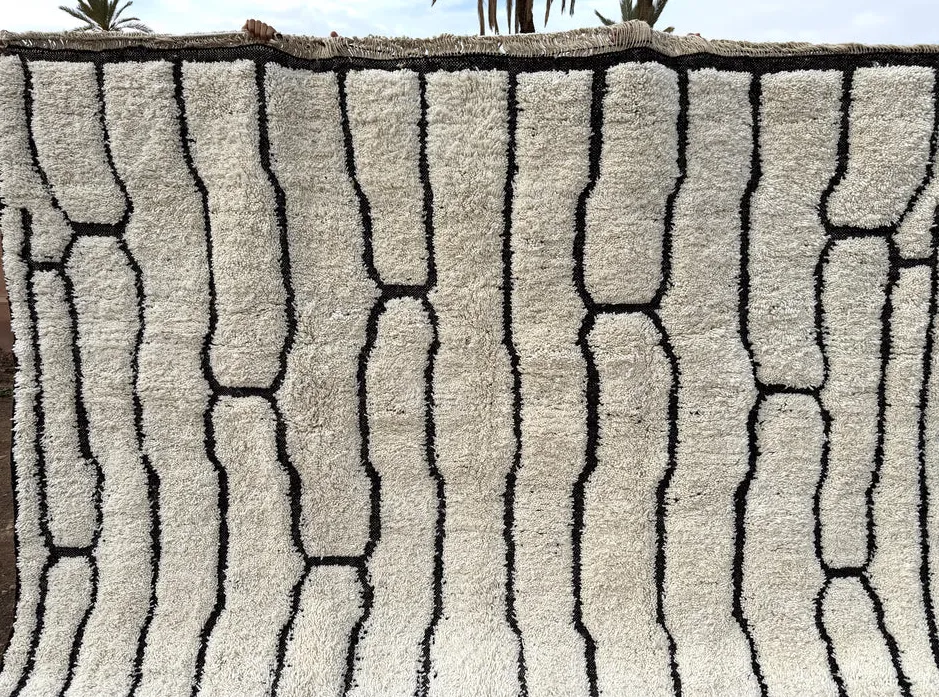 Tapis Beni Ouarain Bouiblane blanc au dessin abstrait, vue 4 sur 7