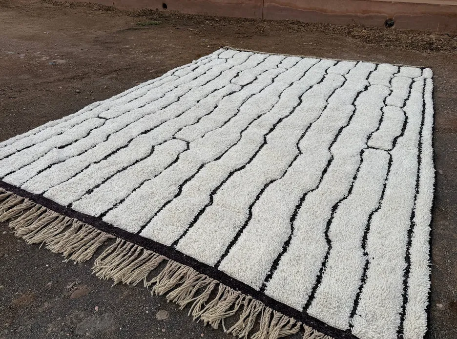 Tapis Beni Ouarain Bouiblane blanc au dessin abstrait, vue 5 sur 7