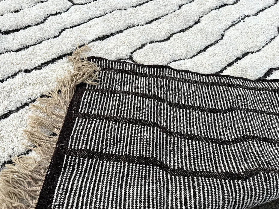 Tapis Beni Ouarain Bouiblane blanc au dessin abstrait, vue 6 sur 7