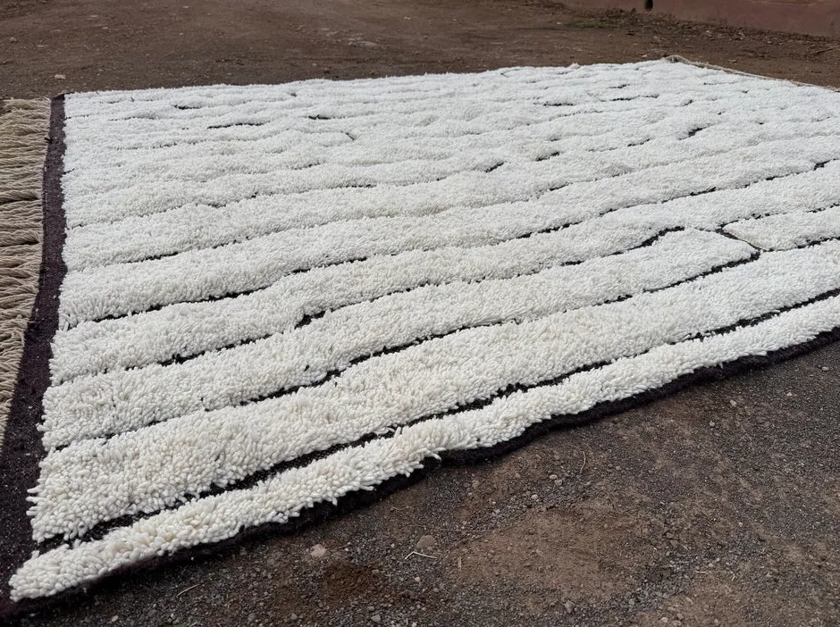 Tapis Beni Ouarain Bouiblane blanc au dessin abstrait, vue 7 sur 7