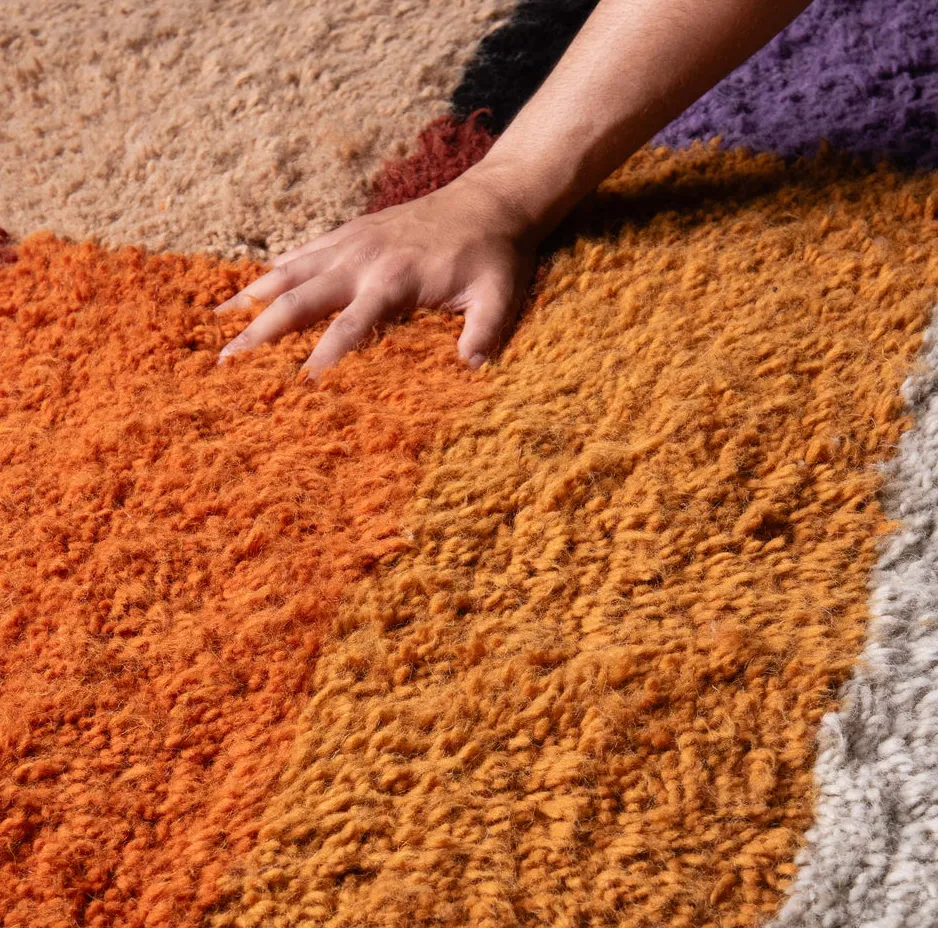 Tapis Beni Ouarain Boulemane blanc au dessin abstrait, vue 5 sur 7