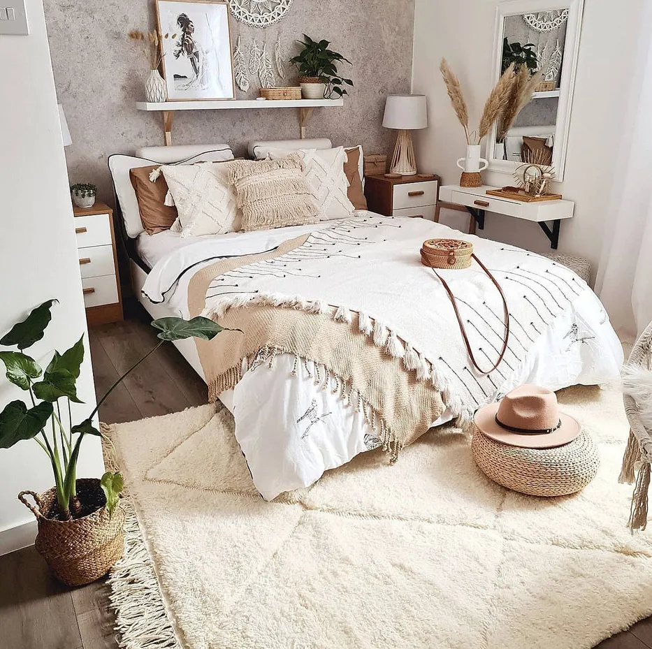 Tapis Beni Ouarain Igherm beige et blanc, vue 4 sur 7