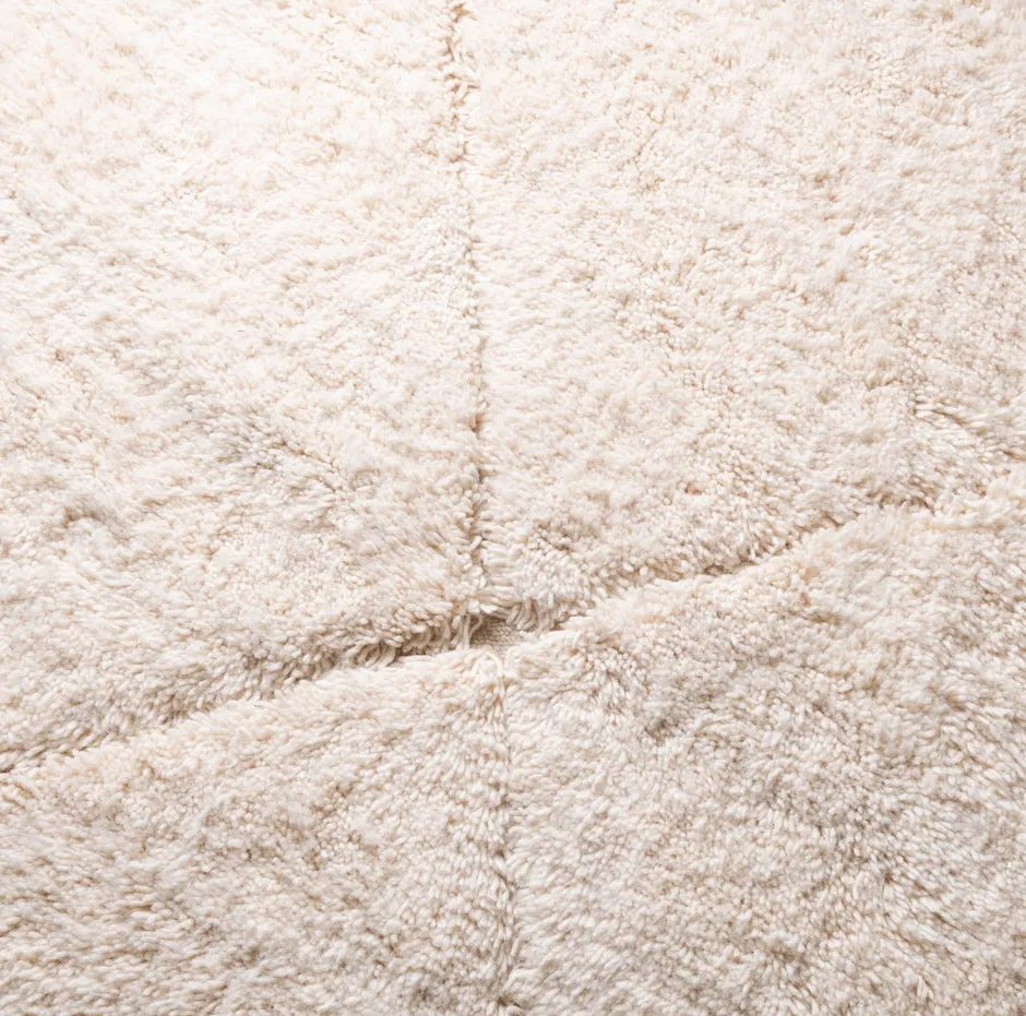Tapis Beni Ouarain Igherm beige et blanc, vue 5 sur 7