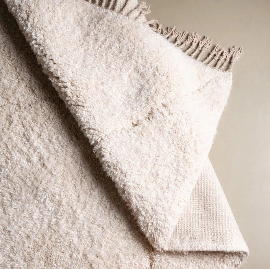 Tapis Beni Ouarain Igherm beige et blanc, vue 6 sur 7