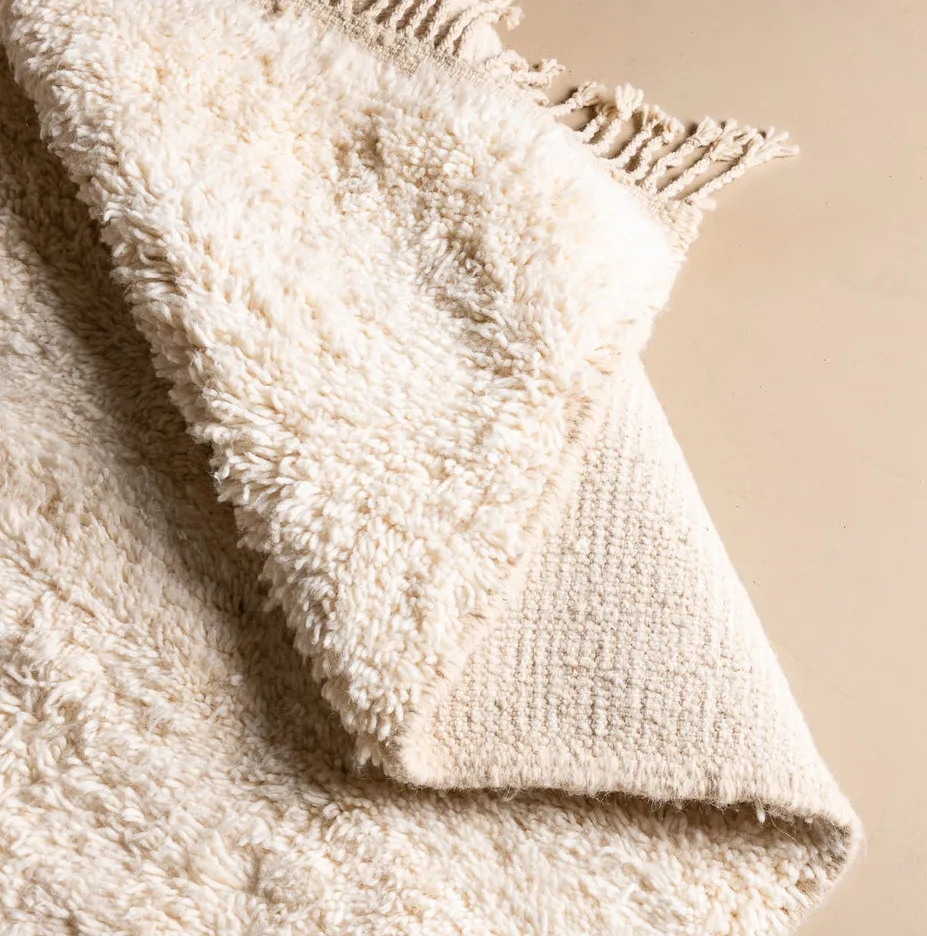 Tapis Beni Ouarain Igherm beige et blanc uni, vue 4 sur 7