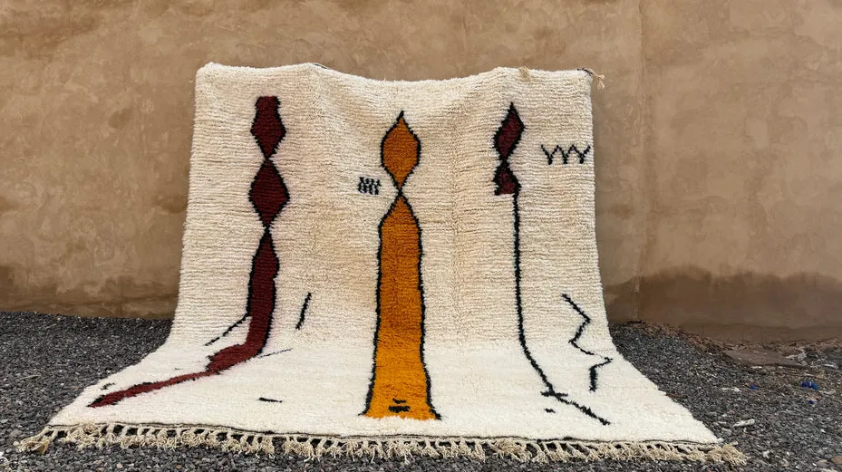 Tapis Beni Ouarain Illi crème au dessin abstrait — tapis beni ouarain tissé à la main