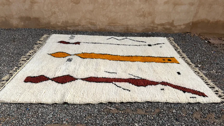 Tapis Beni Ouarain Illi crème au dessin abstrait, vue 3 sur 7