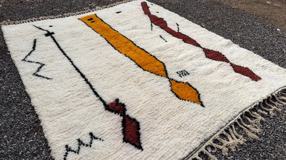 Tapis Beni Ouarain Illi crème au dessin abstrait, vue 4 sur 7