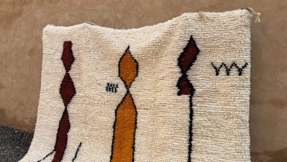 Tapis Beni Ouarain Illi crème au dessin abstrait, vue 5 sur 7