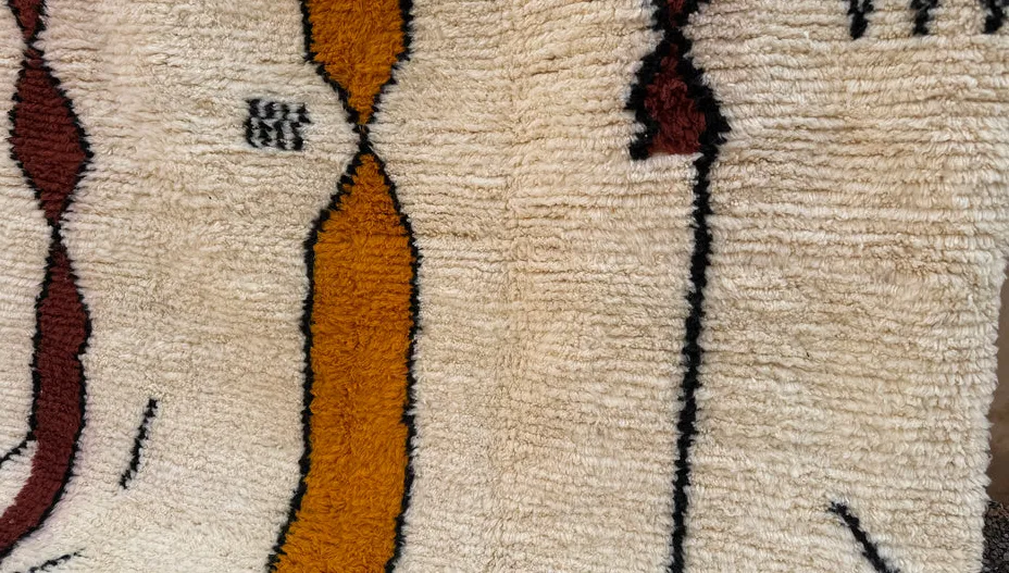 Tapis Beni Ouarain Illi crème au dessin abstrait, vue 6 sur 7
