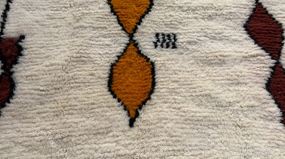 Tapis Beni Ouarain Illi crème au dessin abstrait, vue 7 sur 7